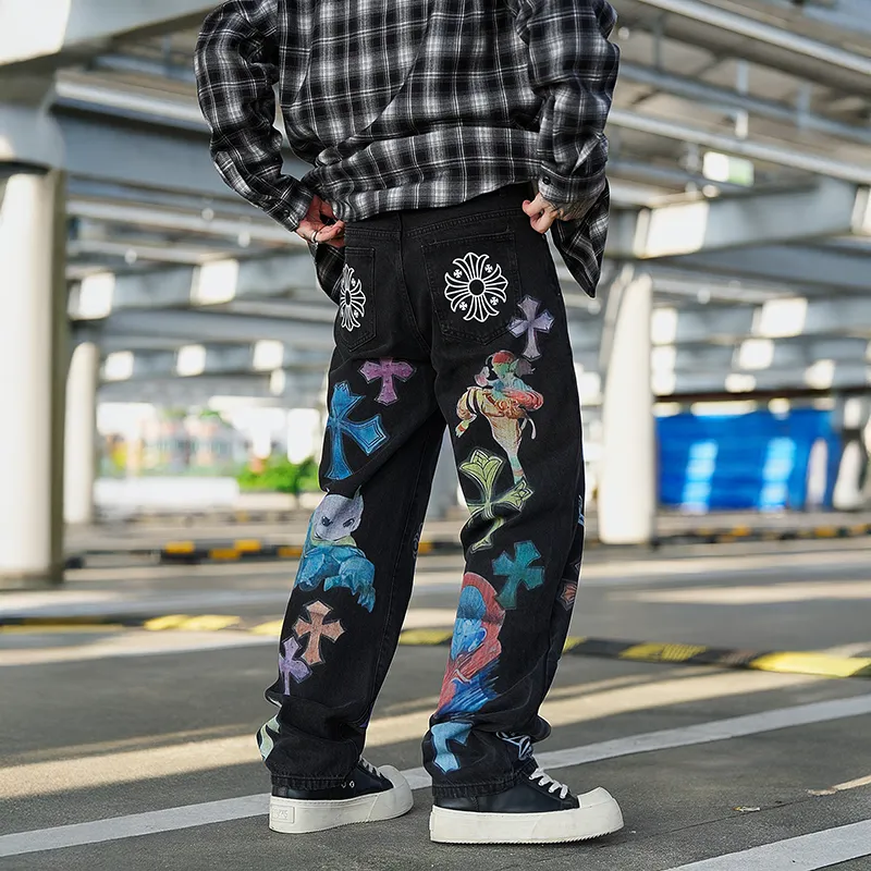 P300 💰 (top version) chrome hearts ss25 black elf print jeans. Styles with different wash textures, very friendly to people with thin legs and thick legs. The slightly flared version is very flattering to the leg shape. The moderate length will never go out of style. It can be matched easily and casually. It is the basis of various styles. It is a must-have in the wardrobe! The fabric is stiff but also makes the upper body soft without losing texture. The washing process is even more perfect. It is a must-have item for everyone! ! !  Color: black Size: 30-32-34-36 30 32 34 36 Waist circumference 80 85 90 95 Sitting circumference 105 110 115 120 Foot opening 46 47 48 49 External length 102 103 104 105